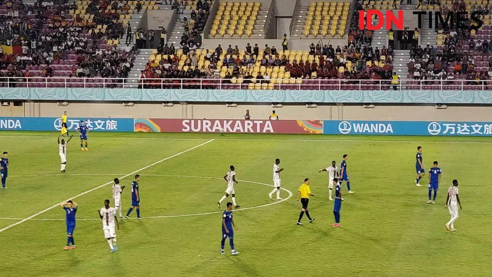 Pertandingan Mali vs Uzbekistan di Piala Dunia U17 di Stadion Manahan, Solo. (IDN Times/Larasati Rey)