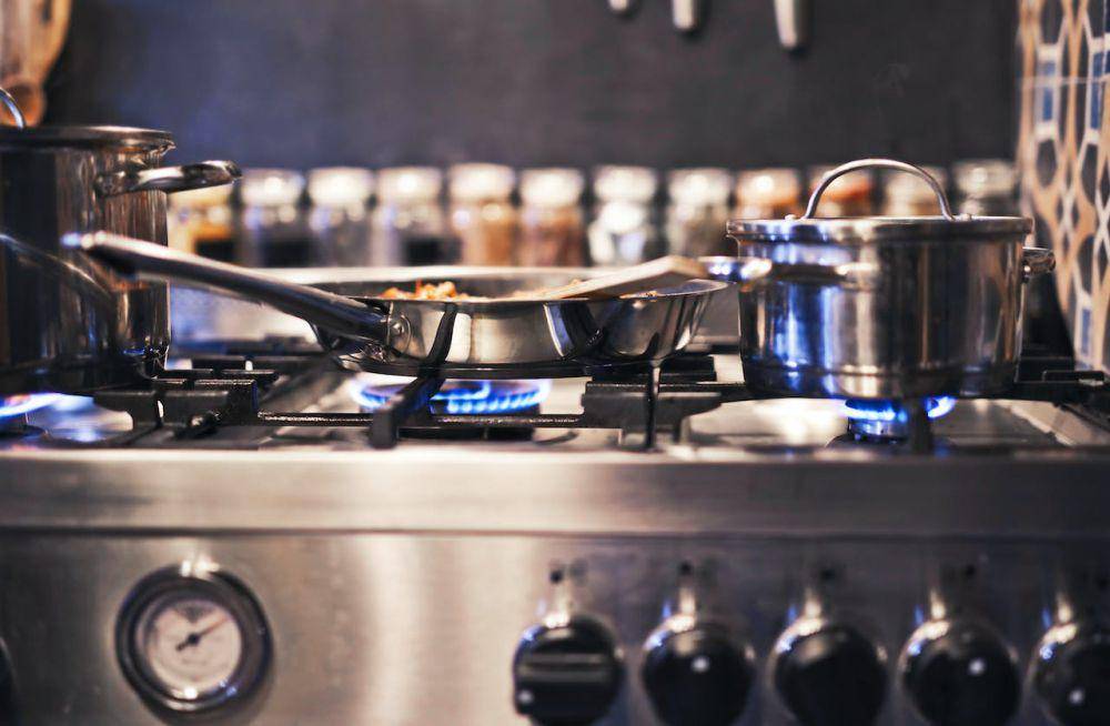 ilustrasi memasak dengan api kecil (pexels.com/Andrea Piacquadio)