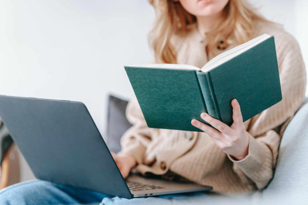 ilustrasi memegang buku dan laptop (pexels.com/George Milton)