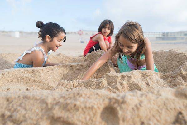 ilustrasi anak-anak sedang bermain pasir pantai (Pexels.com/Kampus Production)