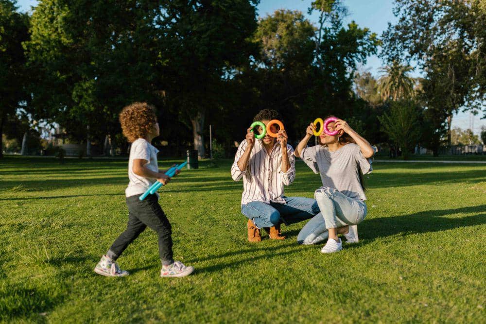 ilustrasi anak bermain bersama orangtua (pexels.com/RDNE Stock project)
