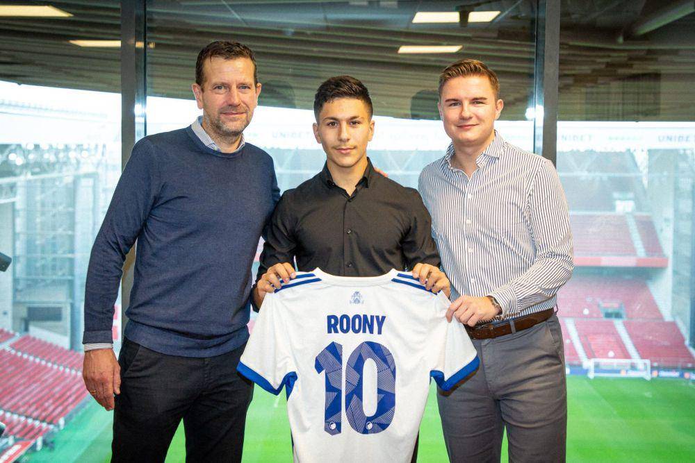 Roony Bardghji (tengah) saat menandatangani kontrak dengan FC Copenhagen pada 2020. (fck.dk)