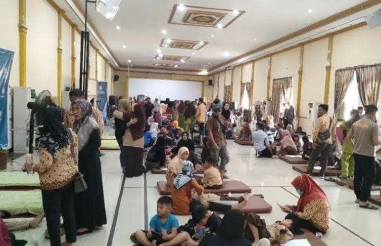 (Para pelajar SD dan SMP IT Islahul Ummah Prabumulih saat dirawat akibat keracunan makanan) IDN Times/istimewa