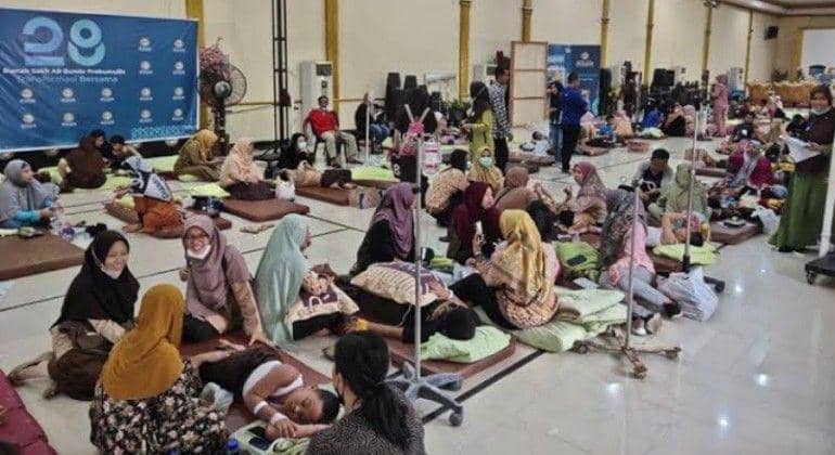 (Para pelajar SD dan SMP IT Islahul Ummah Prabumulih saat dirawat akibat keracunan makanan) IDN Times/istimewa