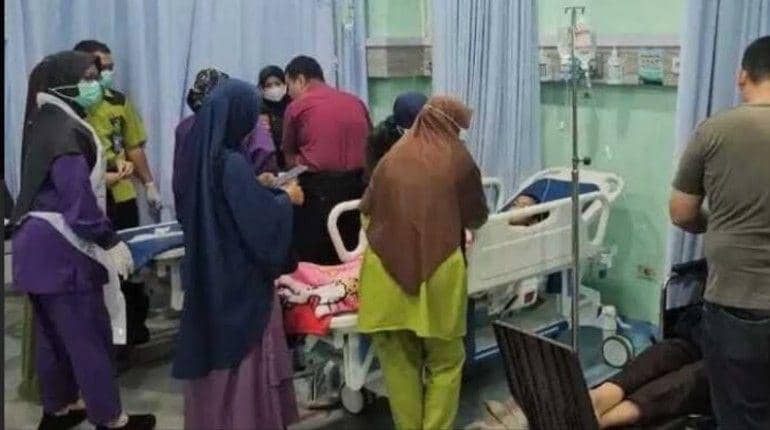 (Para pelajar SD dan SMP IT Islahul Ummah Prabumulih saat dirawat akibat keracunan makanan) IDN Times/istimewa