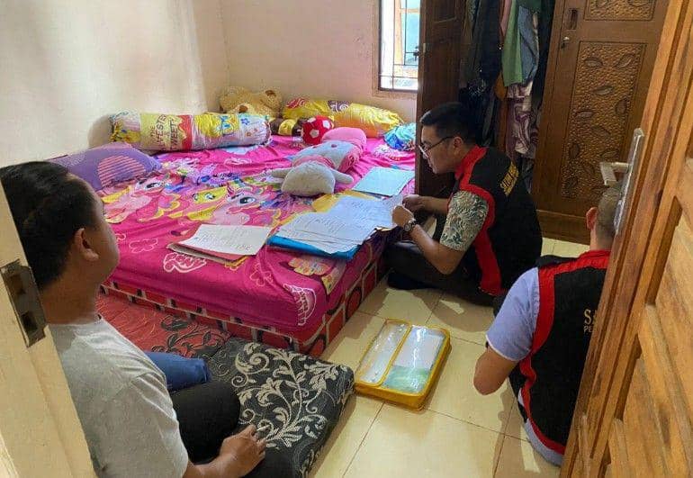 (Kejari Prabumulih saat menggeledah rumah dinas Kadishub dan Kasbubag Keuangan Prabumulih) IDN Times/istimewa