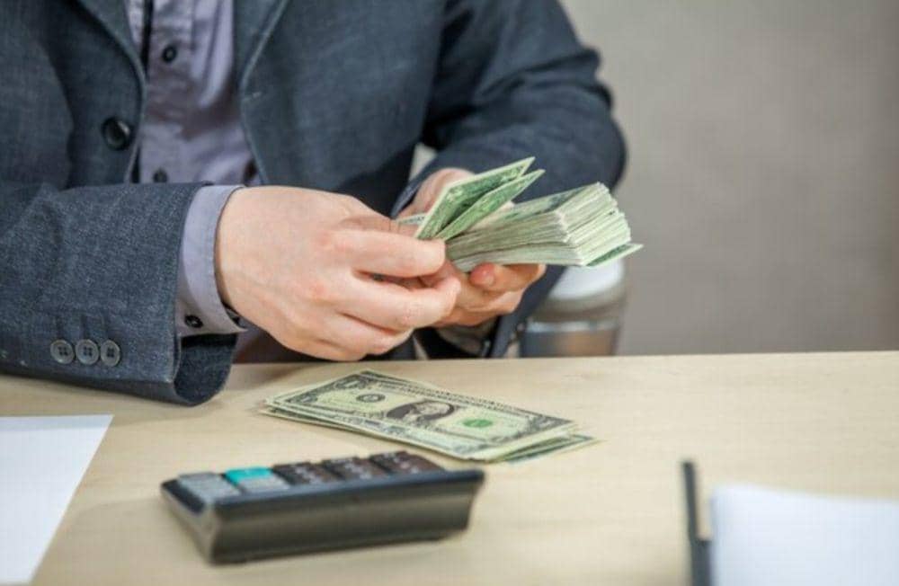 ilustrasi mengatur uang (freepik.com/wirestock)