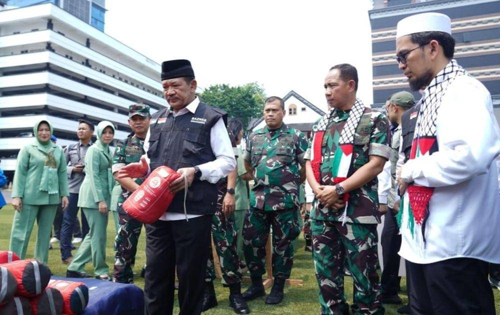 KSAD Jenderal Agus Subiyanto memberikan bantuan kepada Baznas untuk dikirimkan bagi korban perang warga Palestina. (www.instagram.com/@tni_angkatan_darat)