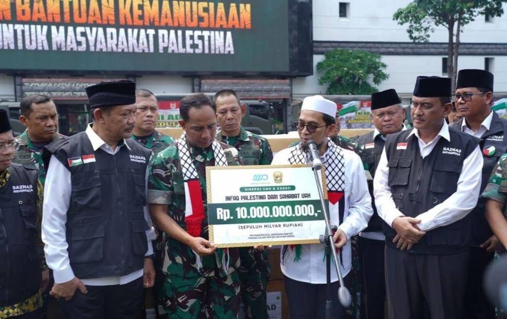 KSAD Jenderal Agus Subiyanto memberikan bantuan kepada Baznas untuk dikirimkan bagi korban perang warga Palestina. (www.instagram.com/@tni_angkatan_darat)