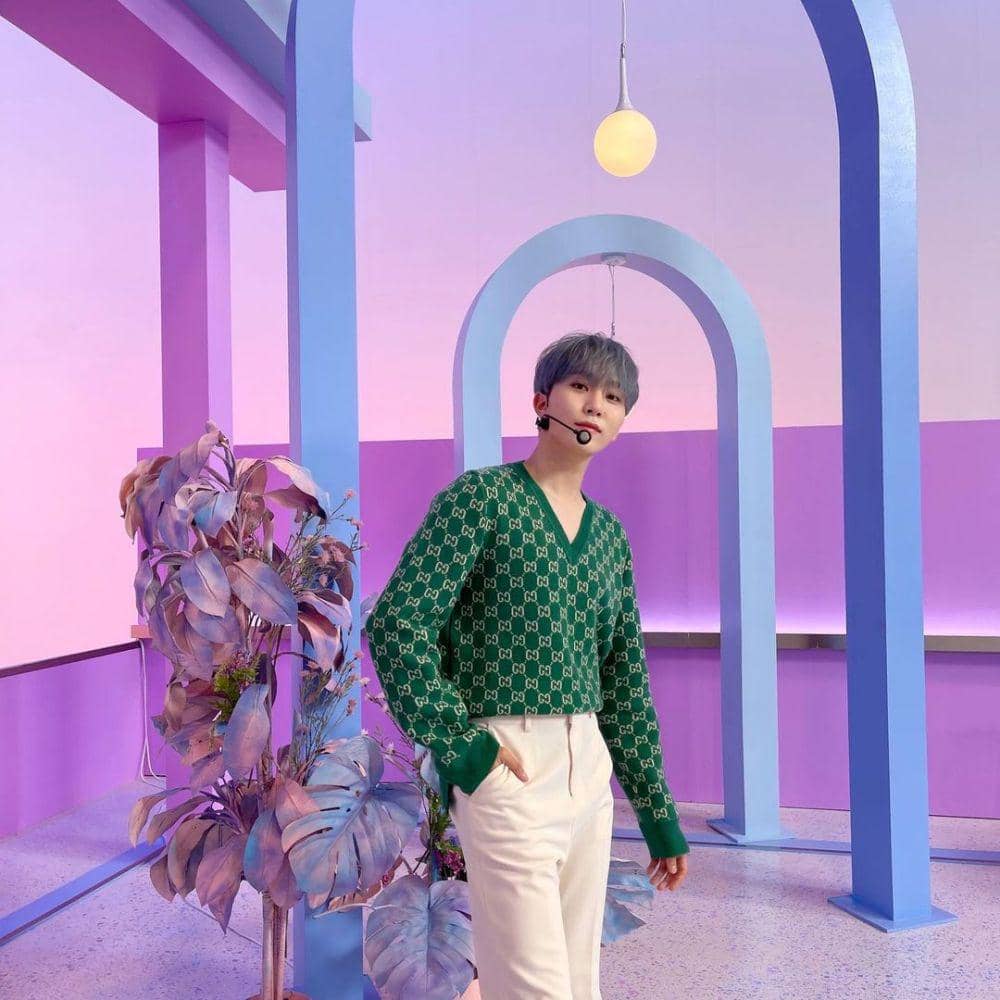 padu padan knitwear ala Seungkwan SEVENTEEN (instagram.com/pledis_boos)