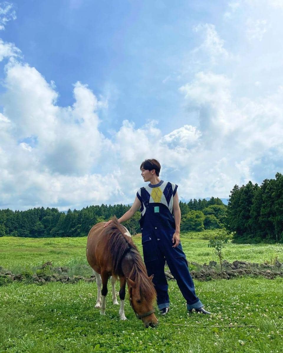 padu padan knitwear ala Seungkwan SEVENTEEN (instagram.com/pledis_boos)