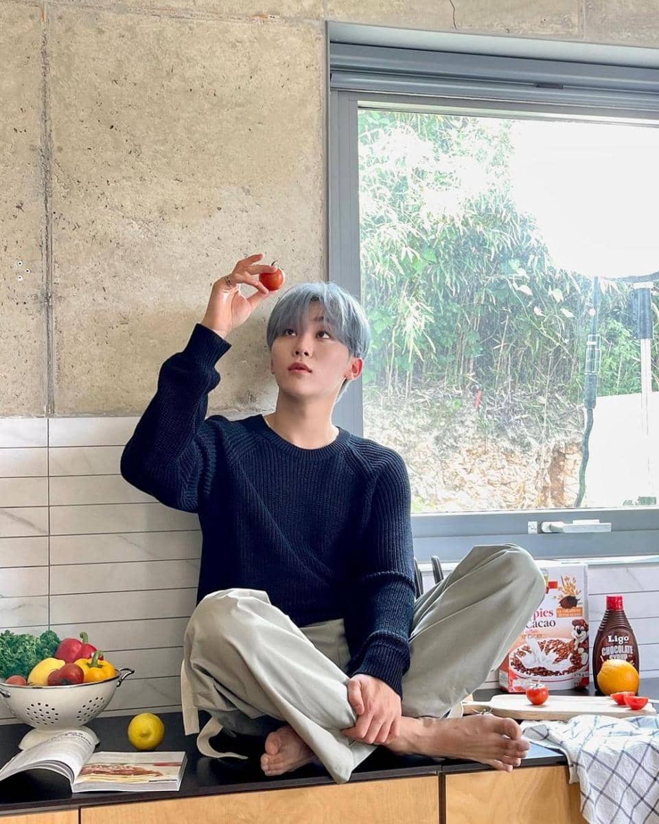 padu padan knitwear ala Seungkwan SEVENTEEN (instagram.com/pledis_boos)