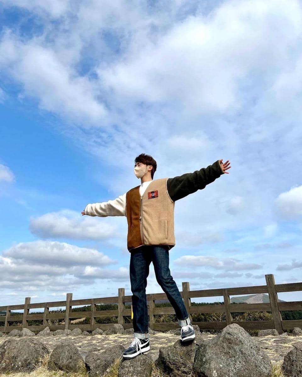 padu padan knitwear ala Seungkwan SEVENTEEN (instagram.com/pledis_boos)