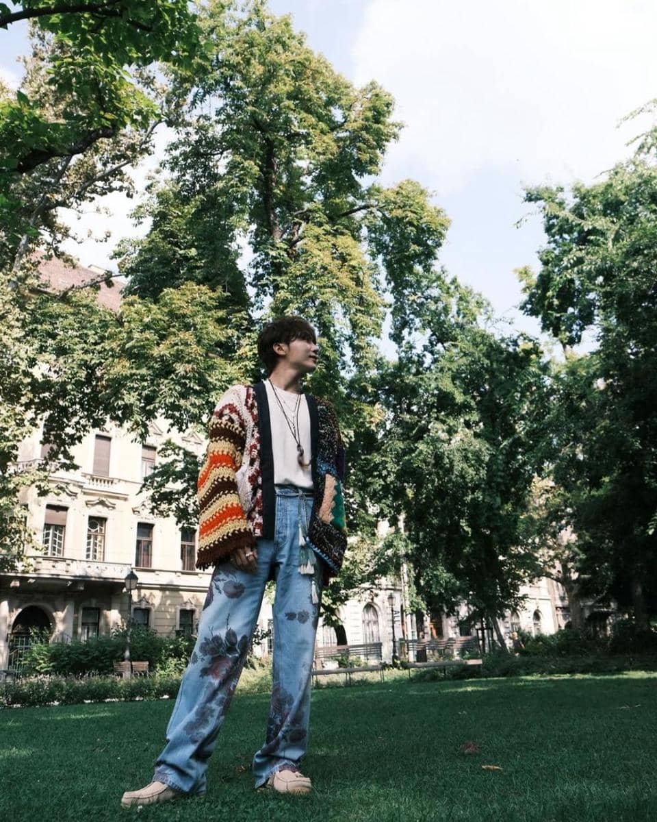 padu padan knitwear ala Seungkwan SEVENTEEN (instagram.com/pledis_boos)