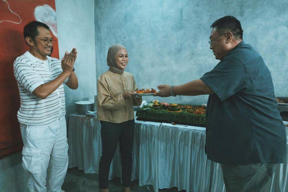 Hanung Bramantyo saat momen penandatangan nota remake drakor Descendants of the Sun ke film Indonesia (instagram.com/hanungbramantyo)