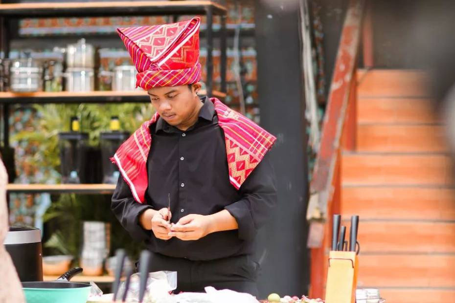 Kiki mengenakan pakaian khas dari karo (instagram.com/kiki.mci11)