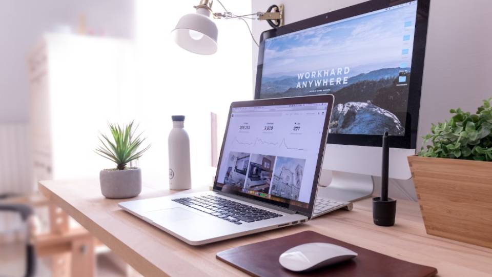 Ilsutrasi ruang kerja (unsplash.com/Domenico Loia)