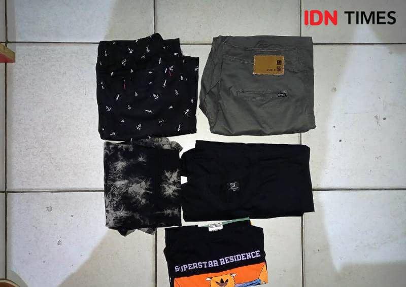Barang bukti celana dan baju kaos yang dibeli dari uang hasil kejahatan tersangka MN diamankan di Polres PPU (IDN Times/Ervan)
