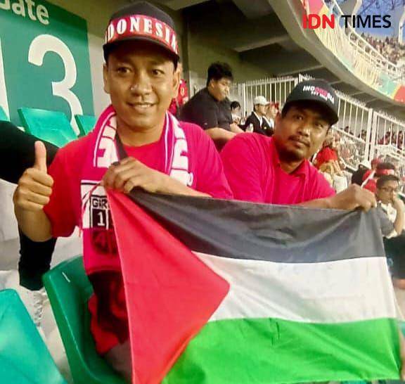 Supporter Timnas Indonesia bawa bendera Palestina sebagai bentuk solidaritas. IDN Times/Ardiansyah Fajar.