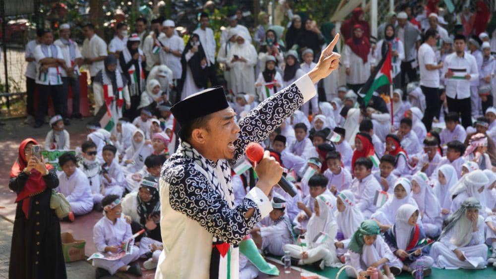 Murid sekolah Islam Athirah Makassar menggelar aksi donasi dan bela Palestina, Jumat (10/11/2023). Dok. IDN Times/Humas Sekolah Athirah