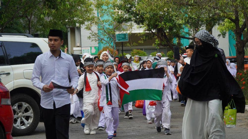 Murid sekolah Islam Athirah Makassar menggelar aksi donasi dan bela Palestina, Jumat (10/11/2023). Dok. IDN Times/Humas Sekolah Athirah