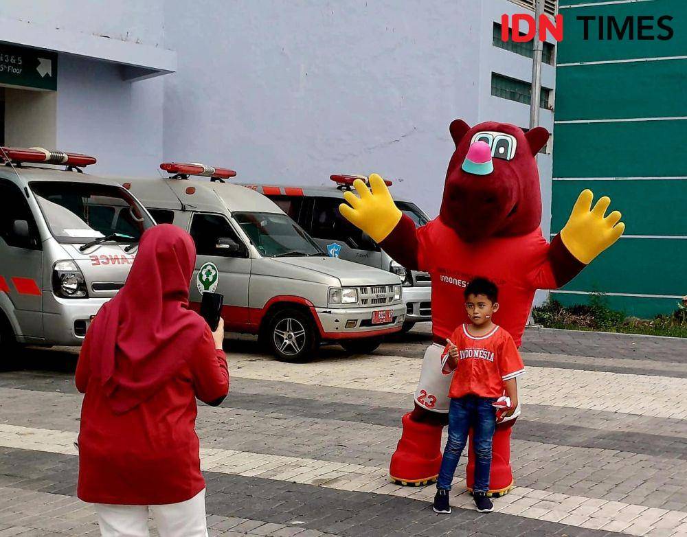 Bacuya Laris Diajak Foto di Stadion GBT Surabaya