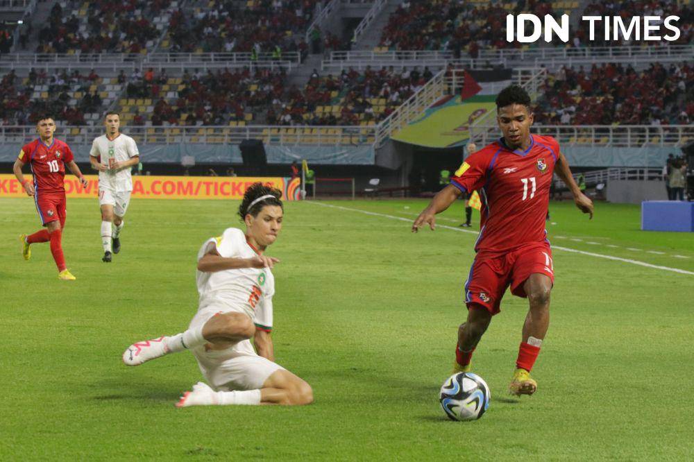Aksi pemain Timnas U-17 Maroko saat berhasil menekuk Timnas U-17 Panama dalam laga Grup A Piala Dunia U-17 2023 di Stadion Gelora Bung Tomo Surabaya, Jawa Timur, Jumat (10/11/2023). (IDN Times/Fauzan)