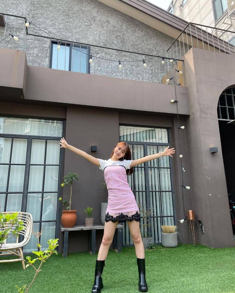 ide OOTD nuansa pink ala Chaewon LE SSERAFIM (instagram.com/_chaechae_1)