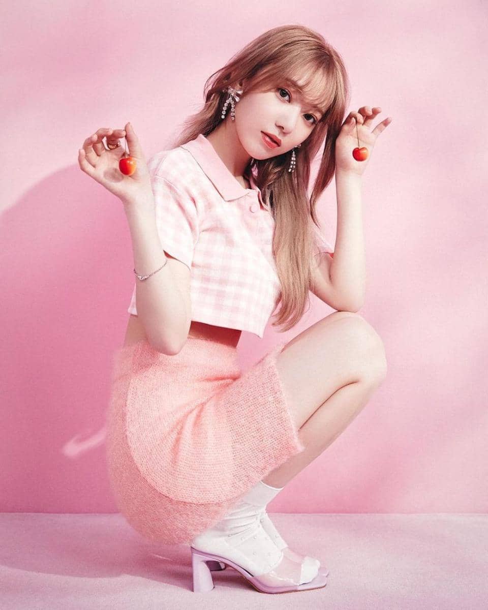 ide OOTD nuansa pink ala Sakura LE SSERAFIM (instagram.com/39saku_chan)