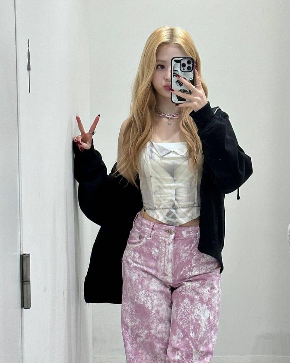 ide OOTD nuansa pink ala Yunjin LE SSERAFIM (instagram.com/jenaissante)