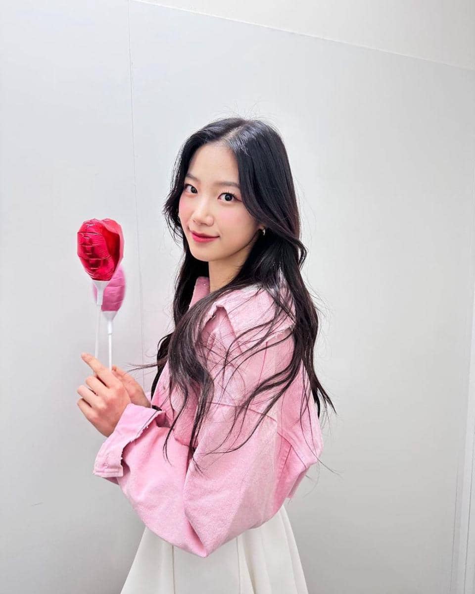 ide OOTD nuansa pink ala Kazuha LE SSERAFIM (instagram.com/zuhazana)