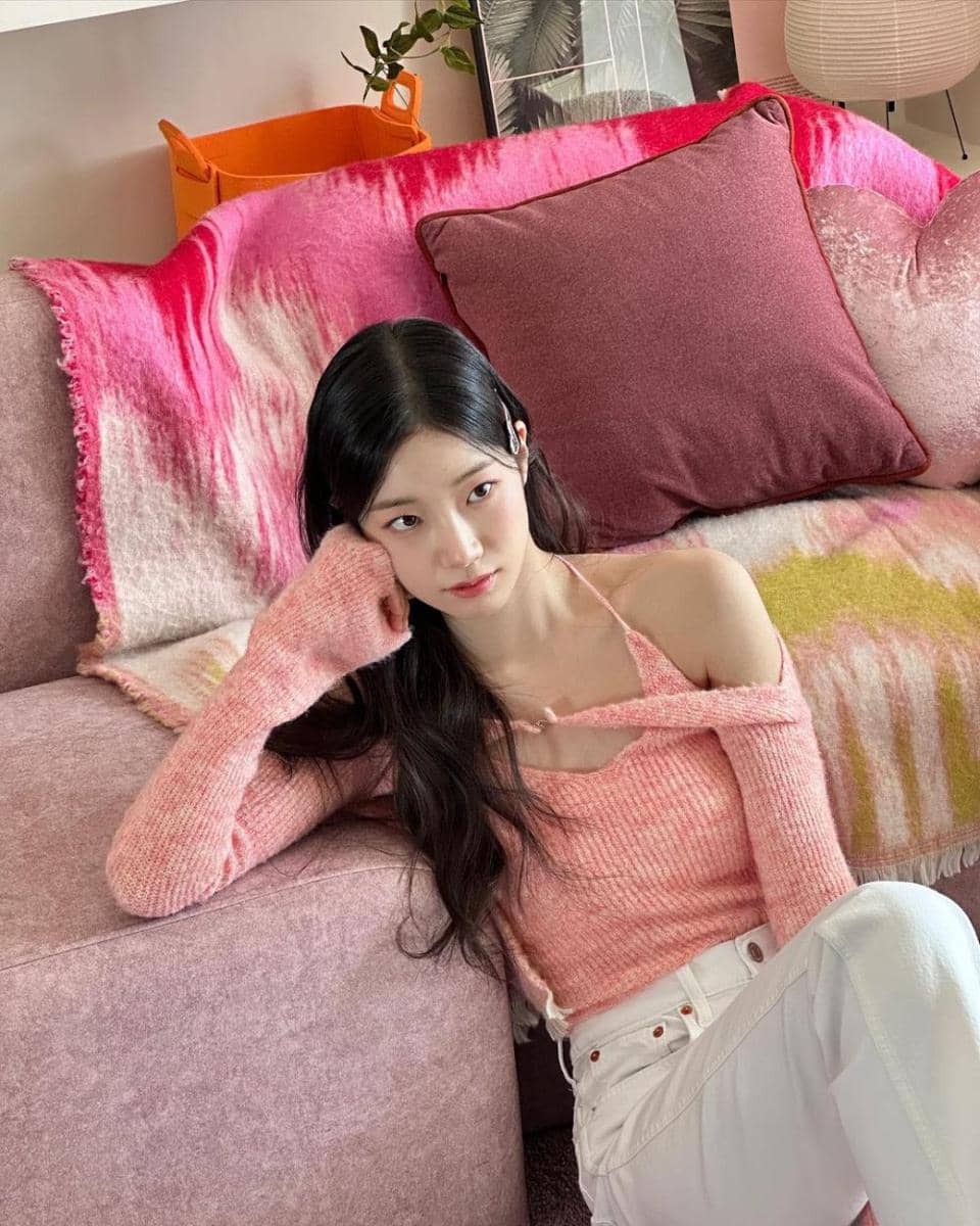 ide OOTD nuansa pink ala Kazuha LE SSERAFIM (instagram.com/zuhazana)