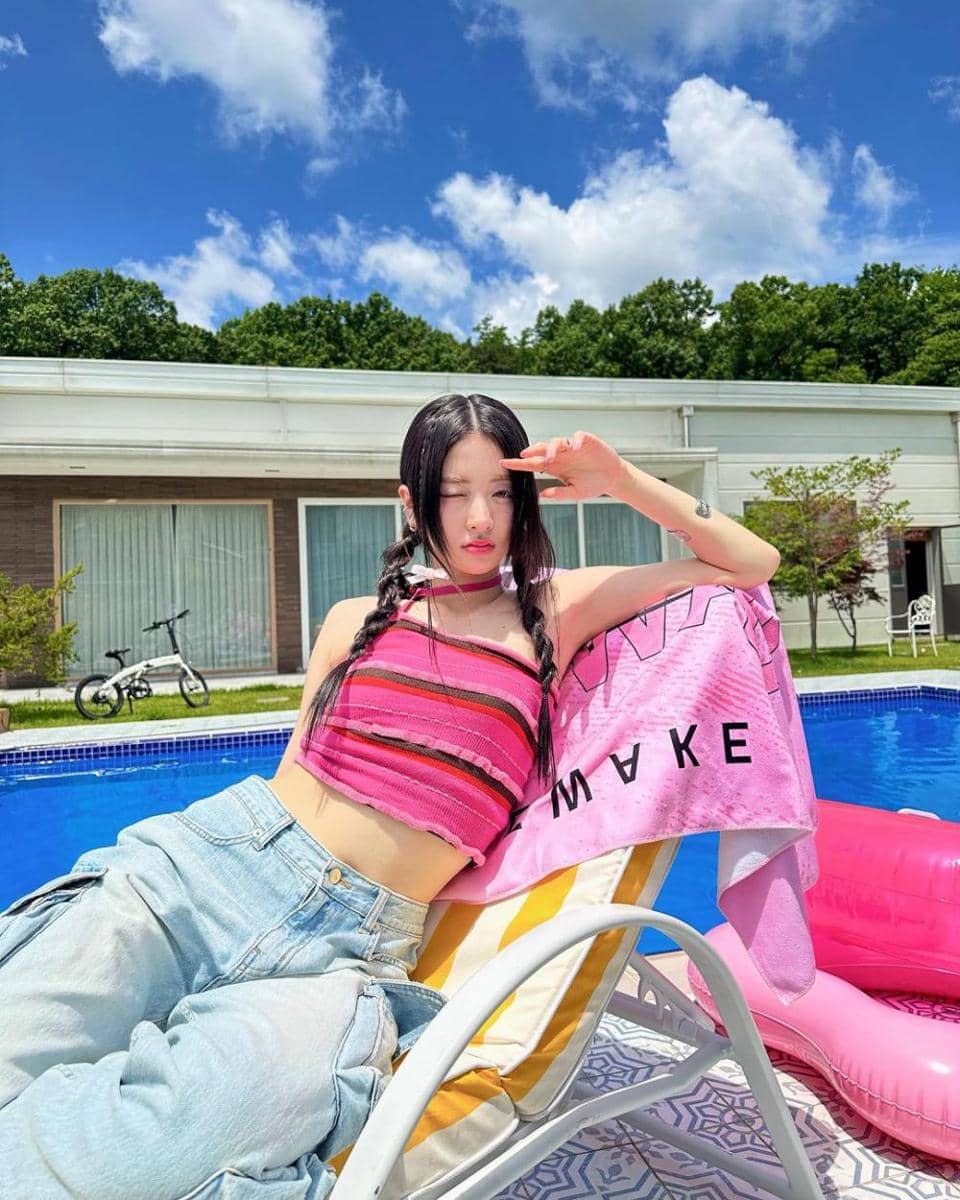 ide OOTD nuansa pink ala Yunjin LE SSERAFIM (instagram.com/jenaissante)