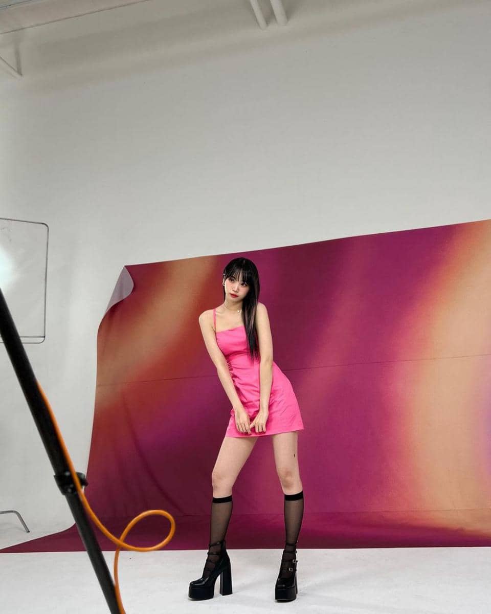 ide OOTD nuansa pink ala Chaewon LE SSERAFIM (instagram.com/_chaechae_1)