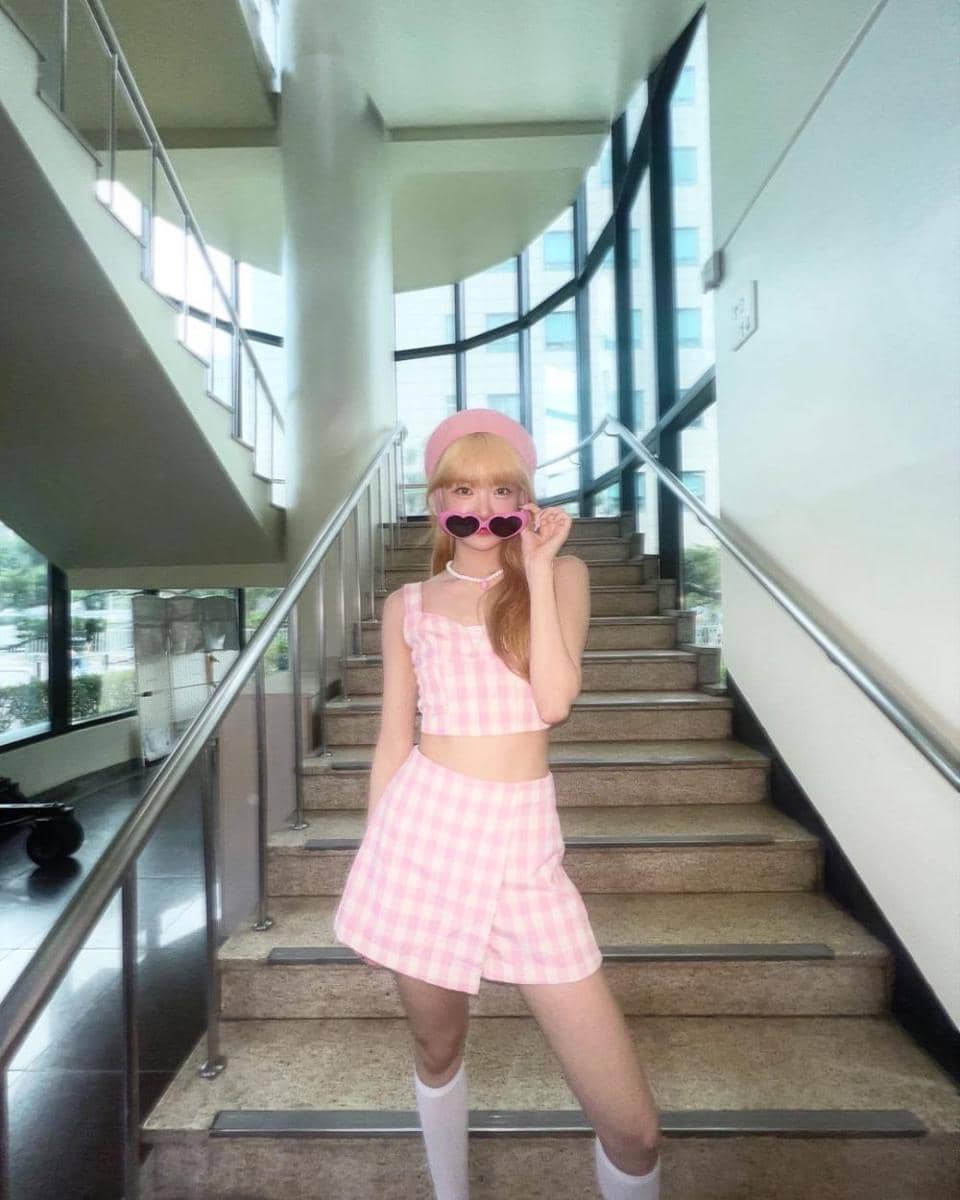 ide OOTD nuansa pink ala Eunchae LE SSERAFIM (instagram.com/hhh.e_c.v)