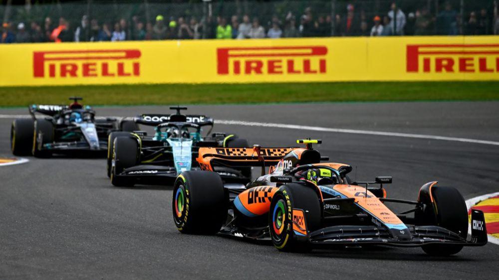 Lando Norris berada di depan dua pembalap dalam sebuah balapan di Formula 1. (formula1.com)