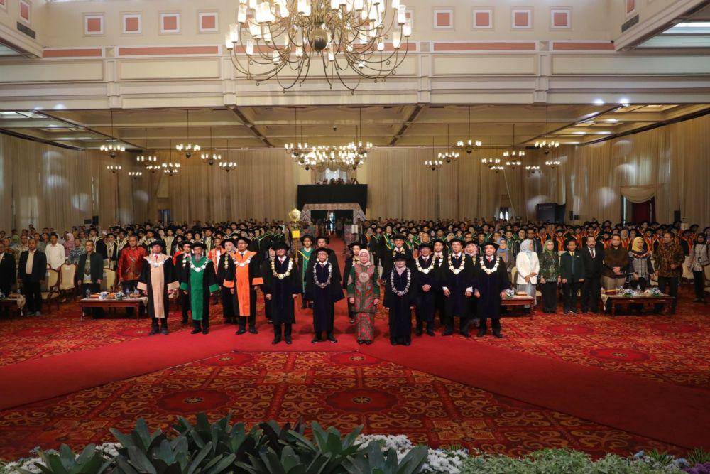 Menaker saat menghadiri Wisuda Politeknik Ketenagakerjaan 2023 di Balai Sudirman Jakarta, Sabtu (11/11/2023). (Dok. Kemnaker)