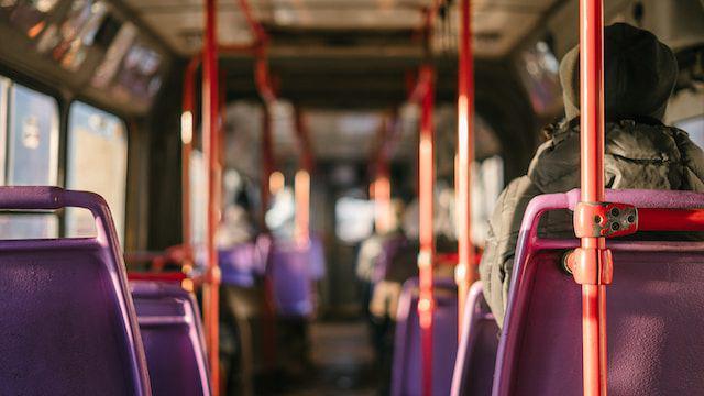 ilustrasi menggunakan transportasi umum (unsplash.com/Ant Rozetsky)