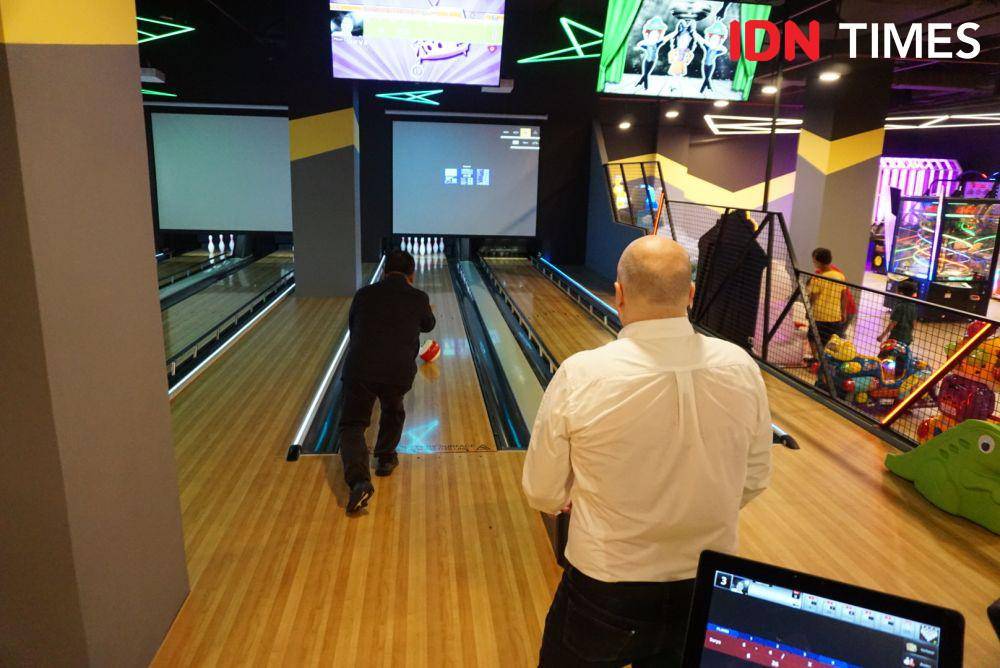 Social Bowling di Timezone Plaza Ambarrukmo. (IDN Times/Herlambang Jati Kusumo)