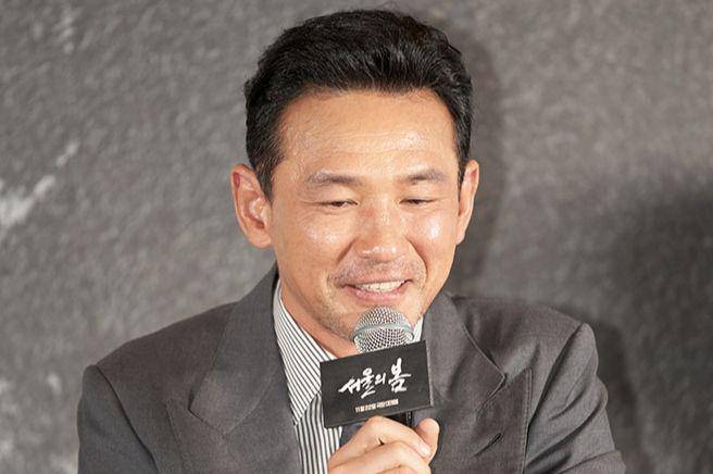 Hwang Jung Min di konferensi pers film 12.12: The Day (instagram.com/plusm_entertainment)