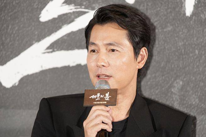 Jung Woo Sung di konferensi pers film 12.12: The Day (instagram.com/plusm_entertainment)