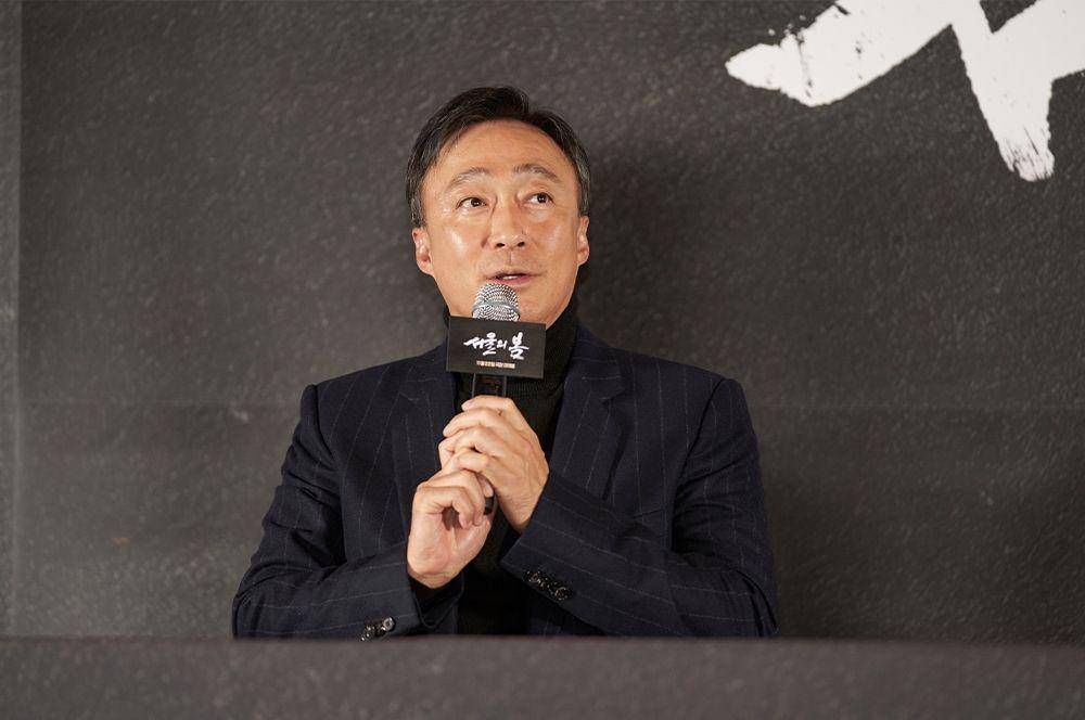 Lee Sung Min di konferensi pers film 12.12: The Day (instagram.com/plusm_entertainment)