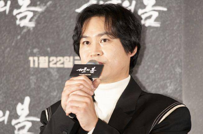 Kim Sung Kyun di konferensi pers film 12.12: The Day (instagram.com/plusm_entertainment)