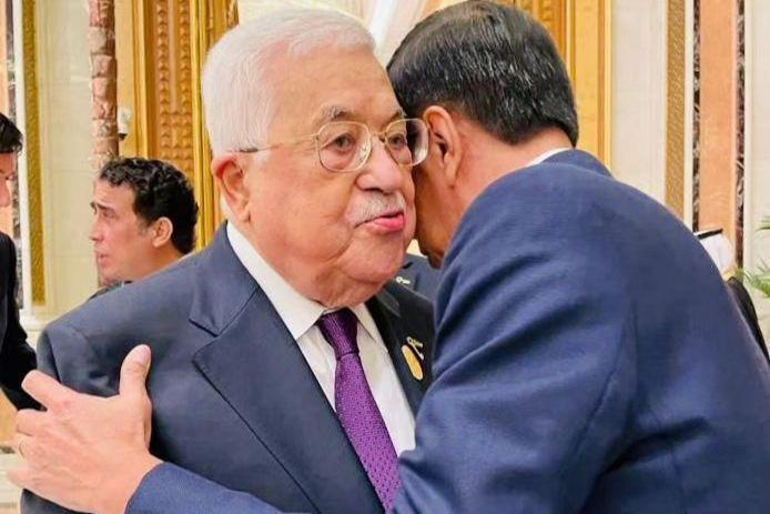 Jokowi Peluk Presiden Palestina: Saya Sampaikan Keprihatinan Mendalam