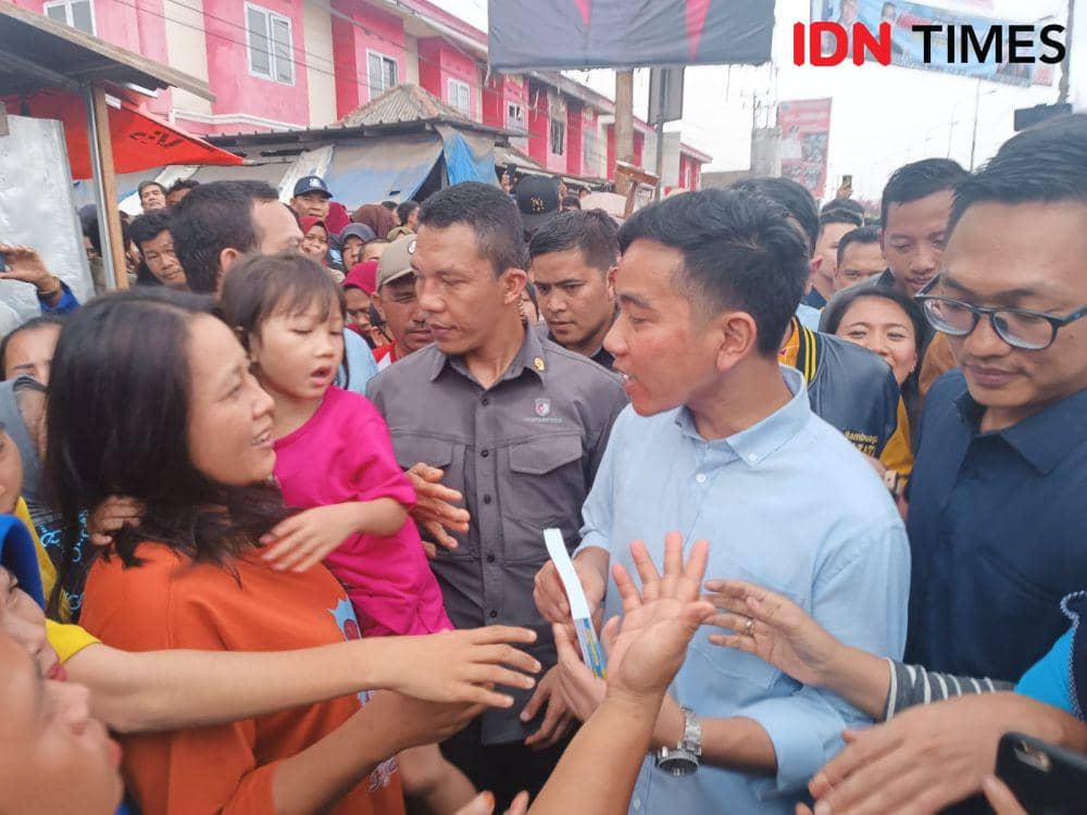 Momen kunjungan Bacawapres Gibran Rakabuming Raka di Pasar Natar, Lampung Selatan, Sabtu (11/11/2023). (IDN Times/Tama Yudha Wiguna).