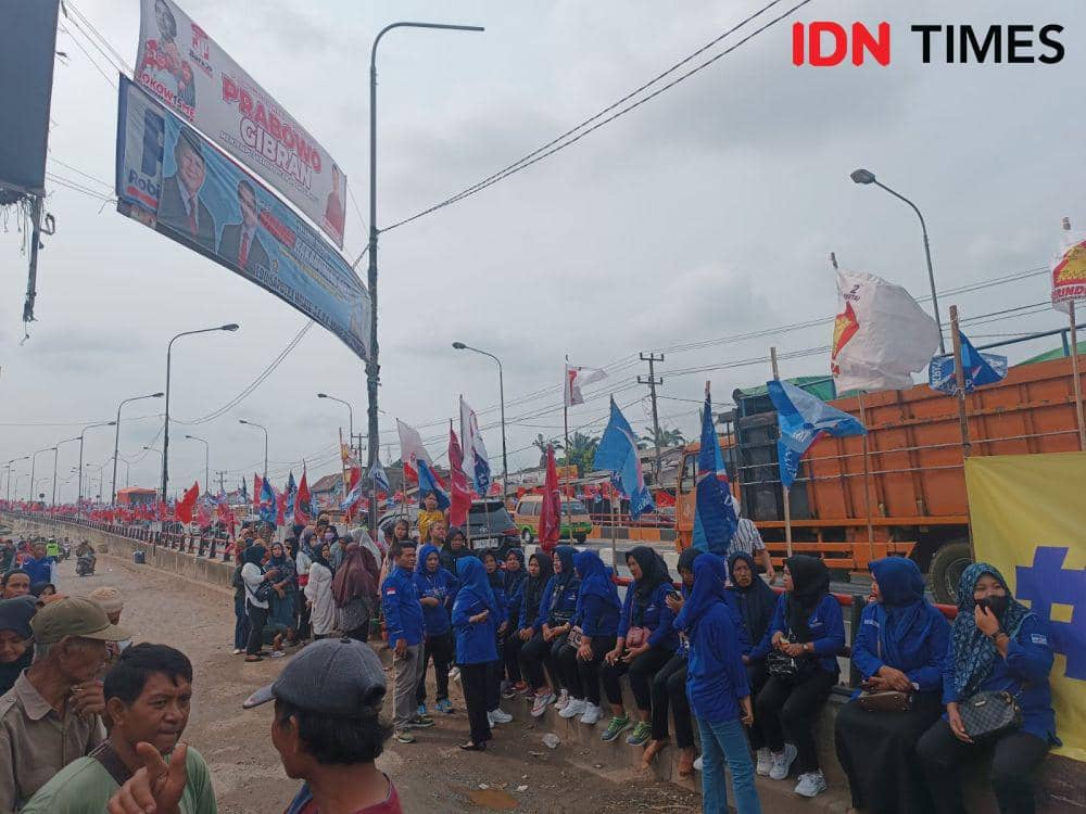 Momen kunjungan Bacawapres Gibran Rakabuming Raka di Pasar Natar, Lampung Selatan, Sabtu (11/11/2023). (IDN Times/Tama Yudha Wiguna).