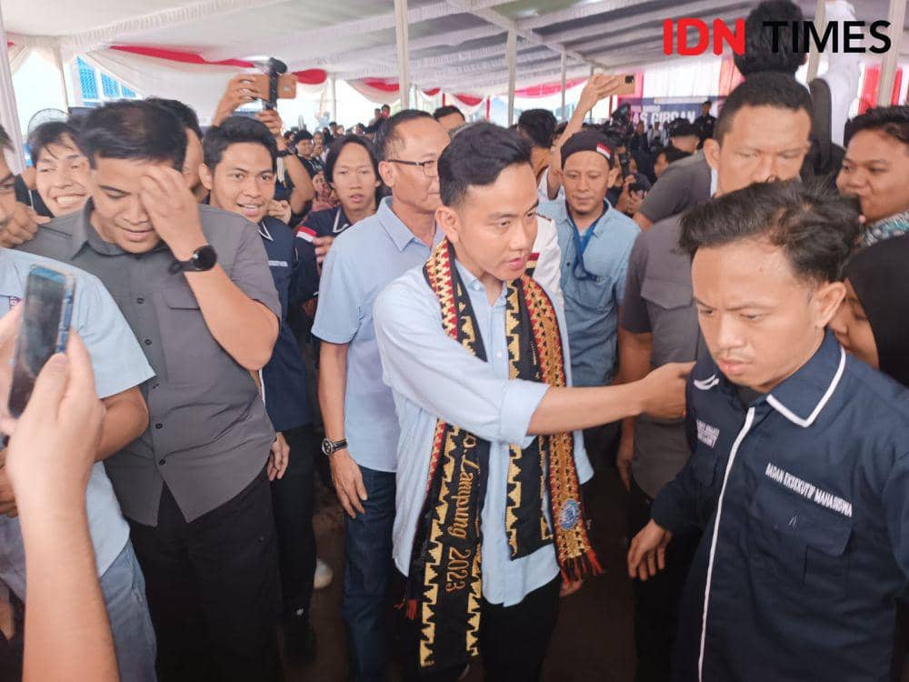 Kunjungan Bacawapres Gibran Rakabuming Raka ke kampus IIB Darmajaya, Bandar Lampung, Sabtu (11/11/2023). (IDN Times/Tama Yudha Wiguna).