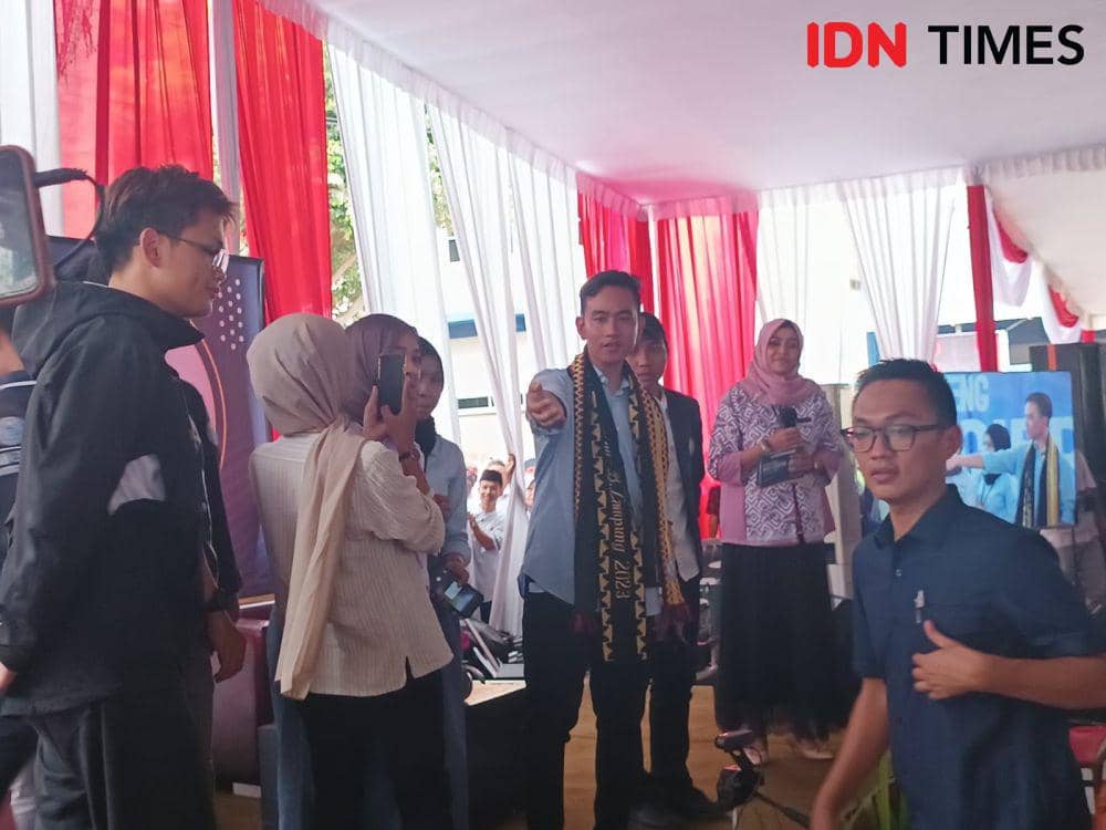 Kunjungan Bacawapres Gibran Rakabuming Raka ke kampus IIB Darmajaya, Bandar Lampung, Sabtu (11/11/2023). (IDN Times/Tama Yudha Wiguna).