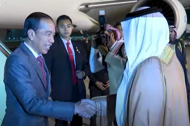 Tiba di Arab Saudi, Jokowi Disambut Wakil Gubernur Riyadh