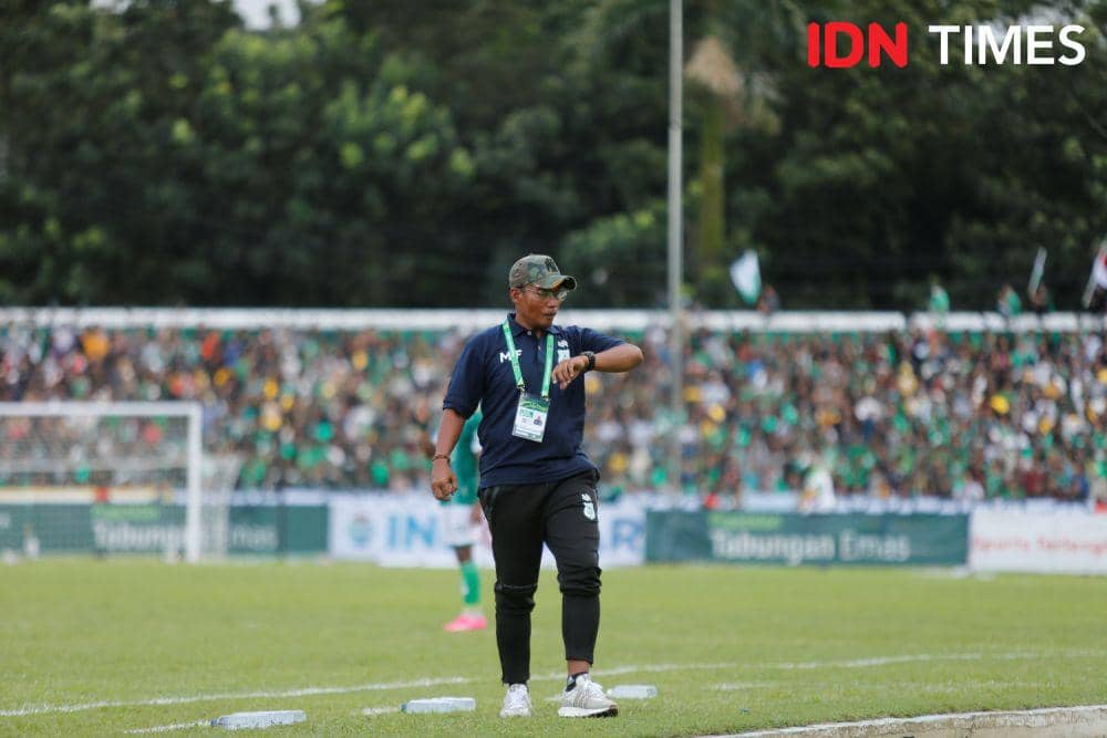 Pelatih PSMS Miftahudin Mukson saat besua Sada Sumut FC di Stadion Teladan, Sabtu (11/11/2023) (IDN Times/Doni Hermawan)
